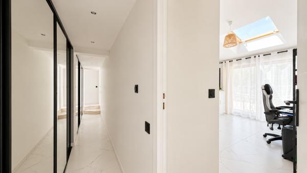 Maison
         5 pièces
        - 120 m² Bien prestige 799 000 € *