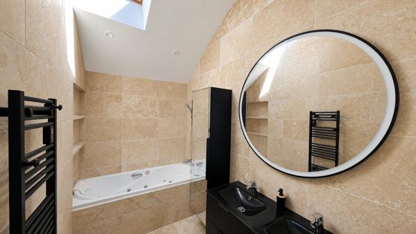 Maison
         5 pièces
        - 120 m² Bien prestige 799 000 € *