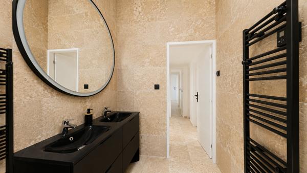 Maison
         5 pièces
        - 120 m² Bien prestige 799 000 € *
