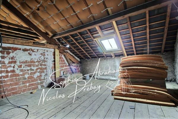 Maison en pierres, 3 chambres, grenier aménageable avec cour, dépendance et cave