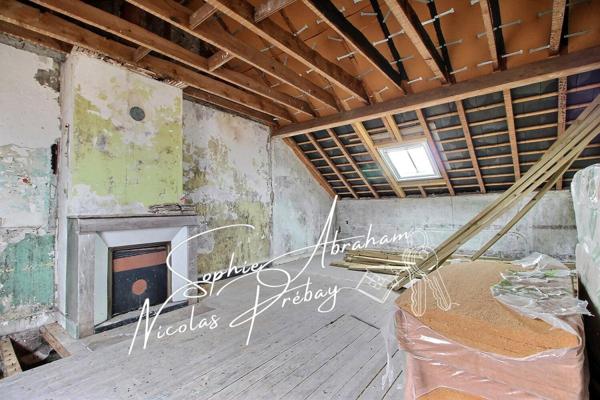 Maison en pierres, 3 chambres, grenier aménageable avec cour, dépendance et cave