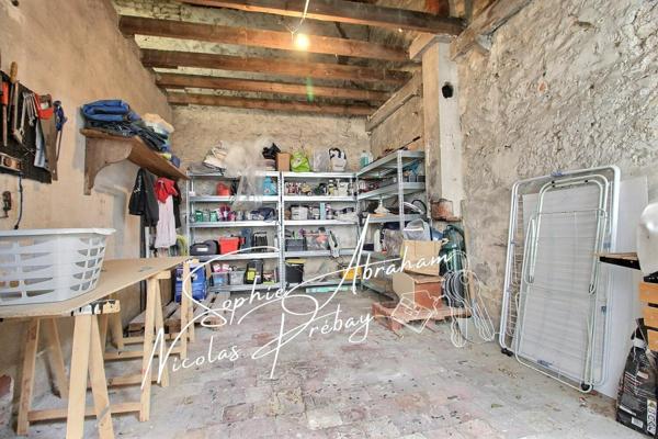 Maison en pierres, 3 chambres, grenier aménageable avec cour, dépendance et cave