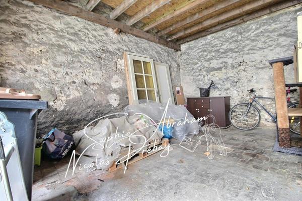 Maison en pierres, 3 chambres, grenier aménageable avec cour, dépendance et cave