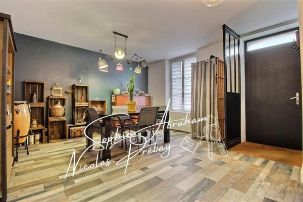 Maison en pierres, 3 chambres, grenier aménageable avec cour, dépendance et cave