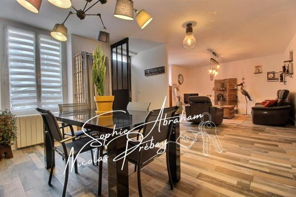 Maison en pierres, 3 chambres, grenier aménageable avec cour, dépendance et cave