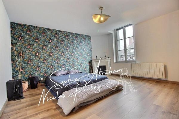 Maison en pierres, 3 chambres, grenier aménageable avec cour, dépendance et cave