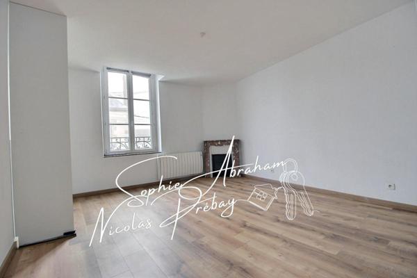 Maison en pierres, 3 chambres, grenier aménageable avec cour, dépendance et cave