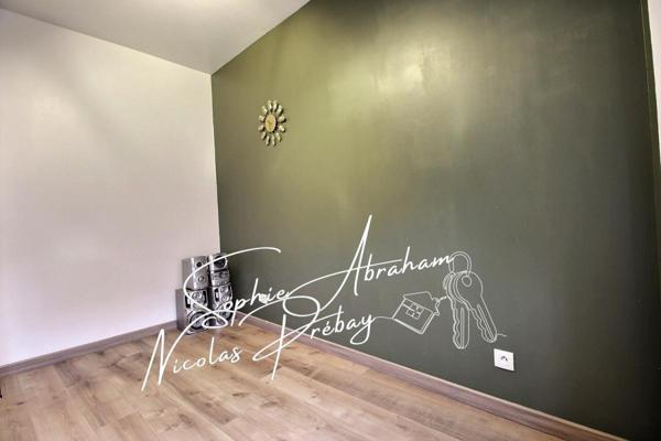 Maison en pierres, 3 chambres, grenier aménageable avec cour, dépendance et cave