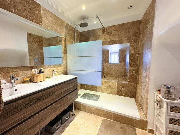 Maison centre village rénovée de 120M2 avec tropézienne