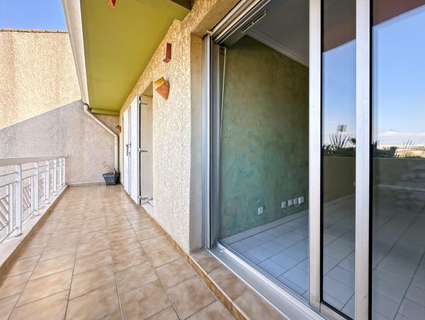 À vendre  Saint-Jérôme Marseille 13013 appartement t3 dernier étage vue dégagée