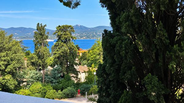 SAINT-TROPEZ : Studio traversant dans résidence historique à deux pas du port