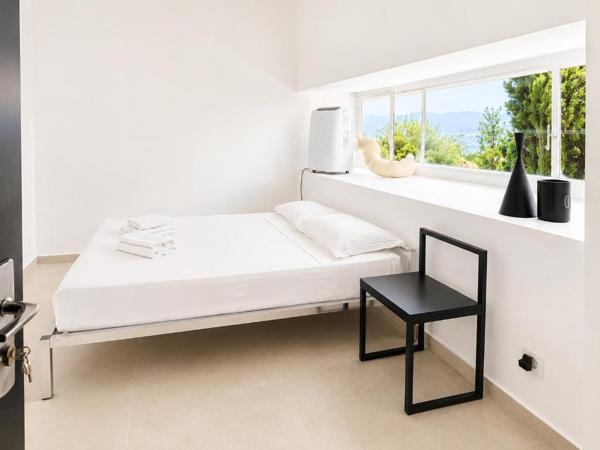 SAINT-TROPEZ : Studio traversant dans résidence historique à deux pas du port