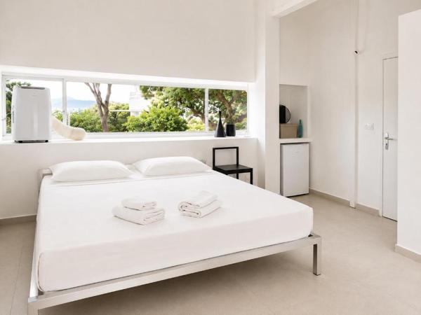 SAINT-TROPEZ : Studio traversant dans résidence historique à deux pas du port