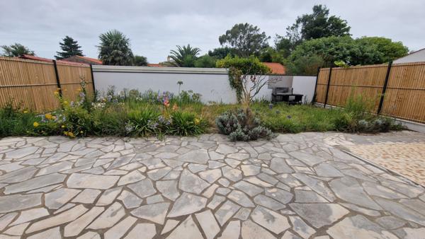 Maison entièrement rénovée entre bourg et mer