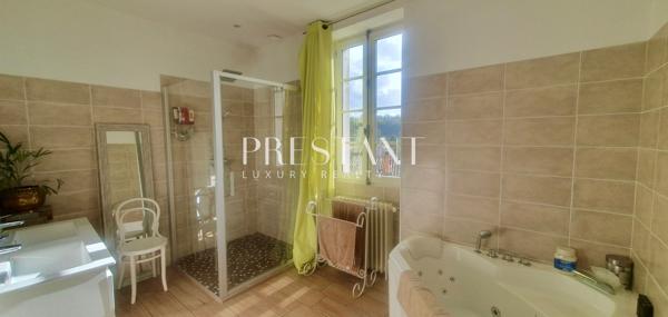 Centre ville Angoulême, villa renovée en 2019, 140m2 garage,100m2 terasse et maison attenante., ANGOULEME