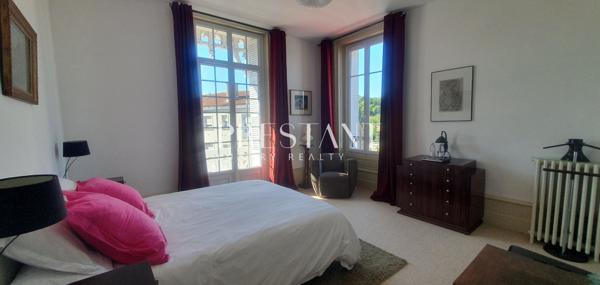 Centre ville Angoulême, villa renovée en 2019, 140m2 garage,100m2 terasse et maison attenante., ANGOULEME