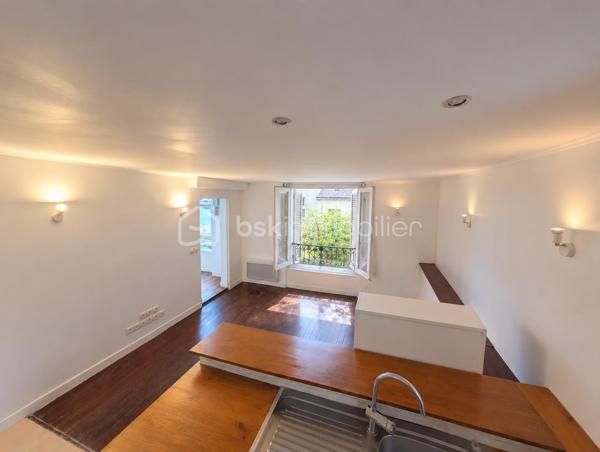 Découvrez cet agréable appartement situé au 1er étage d'un immeuble construit en 1948. Niché en plein centre-ville, il offre un cadre de vie dynamique et pratique, idéal pour les citadins. Avec ses 48 m², l'appartement se compose de 3 pièces offrant un espace de vie confortable et fonctionnel.

L'agencement intérieur propose un séjour accueillant et lumineux, une cuisine ouverte et agréable, un palier avec la salle d'eau récente et wc, et un dernier couloir menant à 2 belles chambres avec placards. L'état général du bien est bon, double vitrage, radiateurs récents, parquet d'origine... Aucune rénovation n'est à prévoir, ce qui vous permet de vous installer sans attente.

Situé au 1er étage (sans ascenseur), l'emplacement central de cet appartement vous rassure d'avoir tout à votre portée : transports en commun, commerces et services à proximité.

N'attendez plus pour visiter ce bien plein de potentiel ! Contactez-moi pour plus d'informations et organiser une visite.