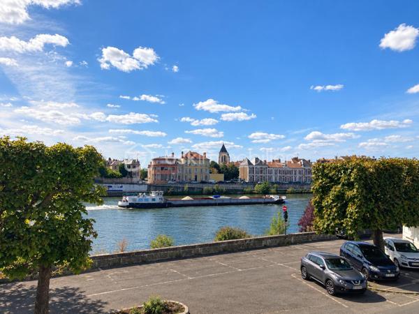 Découvrez cet agréable appartement situé au 1er étage d'un immeuble construit en 1948. Niché en plein centre-ville, il offre un cadre de vie dynamique et pratique, idéal pour les citadins. Avec ses 48 m², l'appartement se compose de 3 pièces offrant un espace de vie confortable et fonctionnel.

L'agencement intérieur propose un séjour accueillant et lumineux, une cuisine ouverte et agréable, un palier avec la salle d'eau récente et wc, et un dernier couloir menant à 2 belles chambres avec placards. L'état général du bien est bon, double vitrage, radiateurs récents, parquet d'origine... Aucune rénovation n'est à prévoir, ce qui vous permet de vous installer sans attente.

Situé au 1er étage (sans ascenseur), l'emplacement central de cet appartement vous rassure d'avoir tout à votre portée : transports en commun, commerces et services à proximité.

N'attendez plus pour visiter ce bien plein de potentiel ! Contactez-moi pour plus d'informations et organiser une visite.