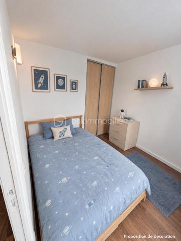 Découvrez cet agréable appartement situé au 1er étage d'un immeuble construit en 1948. Niché en plein centre-ville, il offre un cadre de vie dynamique et pratique, idéal pour les citadins. Avec ses 48 m², l'appartement se compose de 3 pièces offrant un espace de vie confortable et fonctionnel.

L'agencement intérieur propose un séjour accueillant et lumineux, une cuisine ouverte et agréable, un palier avec la salle d'eau récente et wc, et un dernier couloir menant à 2 belles chambres avec placards. L'état général du bien est bon, double vitrage, radiateurs récents, parquet d'origine... Aucune rénovation n'est à prévoir, ce qui vous permet de vous installer sans attente.

Situé au 1er étage (sans ascenseur), l'emplacement central de cet appartement vous rassure d'avoir tout à votre portée : transports en commun, commerces et services à proximité.

N'attendez plus pour visiter ce bien plein de potentiel ! Contactez-moi pour plus d'informations et organiser une visite.