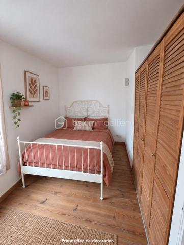 Découvrez cet agréable appartement situé au 1er étage d'un immeuble construit en 1948. Niché en plein centre-ville, il offre un cadre de vie dynamique et pratique, idéal pour les citadins. Avec ses 48 m², l'appartement se compose de 3 pièces offrant un espace de vie confortable et fonctionnel.

L'agencement intérieur propose un séjour accueillant et lumineux, une cuisine ouverte et agréable, un palier avec la salle d'eau récente et wc, et un dernier couloir menant à 2 belles chambres avec placards. L'état général du bien est bon, double vitrage, radiateurs récents, parquet d'origine... Aucune rénovation n'est à prévoir, ce qui vous permet de vous installer sans attente.

Situé au 1er étage (sans ascenseur), l'emplacement central de cet appartement vous rassure d'avoir tout à votre portée : transports en commun, commerces et services à proximité.

N'attendez plus pour visiter ce bien plein de potentiel ! Contactez-moi pour plus d'informations et organiser une visite.