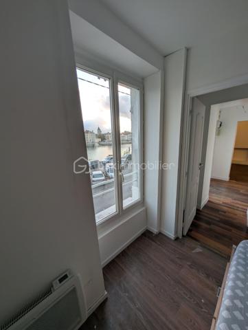 Découvrez cet agréable appartement situé au 1er étage d'un immeuble construit en 1948. Niché en plein centre-ville, il offre un cadre de vie dynamique et pratique, idéal pour les citadins. Avec ses 48 m², l'appartement se compose de 3 pièces offrant un espace de vie confortable et fonctionnel.

L'agencement intérieur propose un séjour accueillant et lumineux, une cuisine ouverte et agréable, un palier avec la salle d'eau récente et wc, et un dernier couloir menant à 2 belles chambres avec placards. L'état général du bien est bon, double vitrage, radiateurs récents, parquet d'origine... Aucune rénovation n'est à prévoir, ce qui vous permet de vous installer sans attente.

Situé au 1er étage (sans ascenseur), l'emplacement central de cet appartement vous rassure d'avoir tout à votre portée : transports en commun, commerces et services à proximité.

N'attendez plus pour visiter ce bien plein de potentiel ! Contactez-moi pour plus d'informations et organiser une visite.