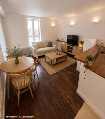 Découvrez cet agréable appartement situé au 1er étage d'un immeuble construit en 1948. Niché en plein centre-ville, il offre un cadre de vie dynamique et pratique, idéal pour les citadins. Avec ses 48 m², l'appartement se compose de 3 pièces offrant un espace de vie confortable et fonctionnel.

L'agencement intérieur propose un séjour accueillant et lumineux, une cuisine ouverte et agréable, un palier avec la salle d'eau récente et wc, et un dernier couloir menant à 2 belles chambres avec placards. L'état général du bien est bon, double vitrage, radiateurs récents, parquet d'origine... Aucune rénovation n'est à prévoir, ce qui vous permet de vous installer sans attente.

Situé au 1er étage (sans ascenseur), l'emplacement central de cet appartement vous rassure d'avoir tout à votre portée : transports en commun, commerces et services à proximité.

N'attendez plus pour visiter ce bien plein de potentiel ! Contactez-moi pour plus d'informations et organiser une visite.