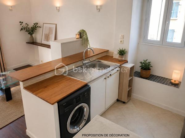 Découvrez cet agréable appartement situé au 1er étage d'un immeuble construit en 1948. Niché en plein centre-ville, il offre un cadre de vie dynamique et pratique, idéal pour les citadins. Avec ses 48 m², l'appartement se compose de 3 pièces offrant un espace de vie confortable et fonctionnel.

L'agencement intérieur propose un séjour accueillant et lumineux, une cuisine ouverte et agréable, un palier avec la salle d'eau récente et wc, et un dernier couloir menant à 2 belles chambres avec placards. L'état général du bien est bon, double vitrage, radiateurs récents, parquet d'origine... Aucune rénovation n'est à prévoir, ce qui vous permet de vous installer sans attente.

Situé au 1er étage (sans ascenseur), l'emplacement central de cet appartement vous rassure d'avoir tout à votre portée : transports en commun, commerces et services à proximité.

N'attendez plus pour visiter ce bien plein de potentiel ! Contactez-moi pour plus d'informations et organiser une visite.