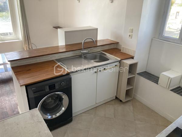 Découvrez cet agréable appartement situé au 1er étage d'un immeuble construit en 1948. Niché en plein centre-ville, il offre un cadre de vie dynamique et pratique, idéal pour les citadins. Avec ses 48 m², l'appartement se compose de 3 pièces offrant un espace de vie confortable et fonctionnel.

L'agencement intérieur propose un séjour accueillant et lumineux, une cuisine ouverte et agréable, un palier avec la salle d'eau récente et wc, et un dernier couloir menant à 2 belles chambres avec placards. L'état général du bien est bon, double vitrage, radiateurs récents, parquet d'origine... Aucune rénovation n'est à prévoir, ce qui vous permet de vous installer sans attente.

Situé au 1er étage (sans ascenseur), l'emplacement central de cet appartement vous rassure d'avoir tout à votre portée : transports en commun, commerces et services à proximité.

N'attendez plus pour visiter ce bien plein de potentiel ! Contactez-moi pour plus d'informations et organiser une visite.
