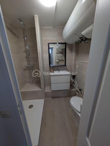 Découvrez cet agréable appartement situé au 1er étage d'un immeuble construit en 1948. Niché en plein centre-ville, il offre un cadre de vie dynamique et pratique, idéal pour les citadins. Avec ses 48 m², l'appartement se compose de 3 pièces offrant un espace de vie confortable et fonctionnel.

L'agencement intérieur propose un séjour accueillant et lumineux, une cuisine ouverte et agréable, un palier avec la salle d'eau récente et wc, et un dernier couloir menant à 2 belles chambres avec placards. L'état général du bien est bon, double vitrage, radiateurs récents, parquet d'origine... Aucune rénovation n'est à prévoir, ce qui vous permet de vous installer sans attente.

Situé au 1er étage (sans ascenseur), l'emplacement central de cet appartement vous rassure d'avoir tout à votre portée : transports en commun, commerces et services à proximité.

N'attendez plus pour visiter ce bien plein de potentiel ! Contactez-moi pour plus d'informations et organiser une visite.