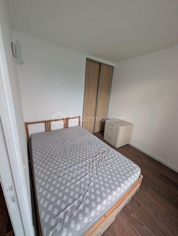 Découvrez cet agréable appartement situé au 1er étage d'un immeuble construit en 1948. Niché en plein centre-ville, il offre un cadre de vie dynamique et pratique, idéal pour les citadins. Avec ses 48 m², l'appartement se compose de 3 pièces offrant un espace de vie confortable et fonctionnel.

L'agencement intérieur propose un séjour accueillant et lumineux, une cuisine ouverte et agréable, un palier avec la salle d'eau récente et wc, et un dernier couloir menant à 2 belles chambres avec placards. L'état général du bien est bon, double vitrage, radiateurs récents, parquet d'origine... Aucune rénovation n'est à prévoir, ce qui vous permet de vous installer sans attente.

Situé au 1er étage (sans ascenseur), l'emplacement central de cet appartement vous rassure d'avoir tout à votre portée : transports en commun, commerces et services à proximité.

N'attendez plus pour visiter ce bien plein de potentiel ! Contactez-moi pour plus d'informations et organiser une visite.