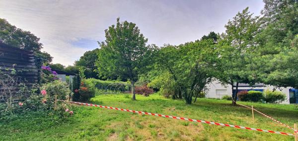 TERRAIN CONSTRUCTIBLE 600M2 , HORS LOTISSEMENT , VUE DÉGAGÉE SUR LA CAMPAGNE.