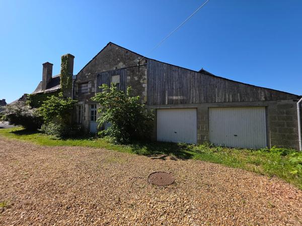 Maison de village avec double garage, dépendances et terrain arboré