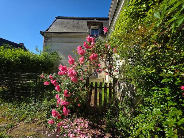 Maison de village avec double garage, dépendances et terrain arboré