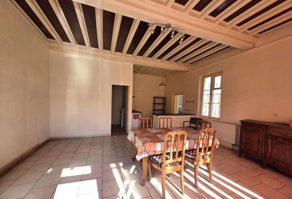 Maison de village avec double garage, dépendances et terrain arboré