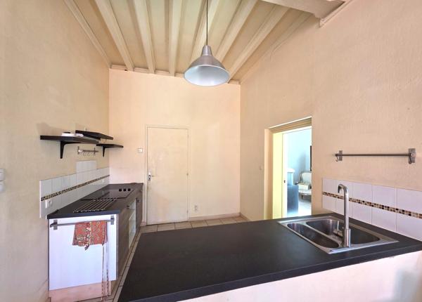 Maison de village avec double garage, dépendances et terrain arboré