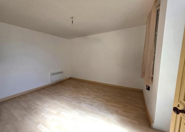 Maison de village avec double garage, dépendances et terrain arboré