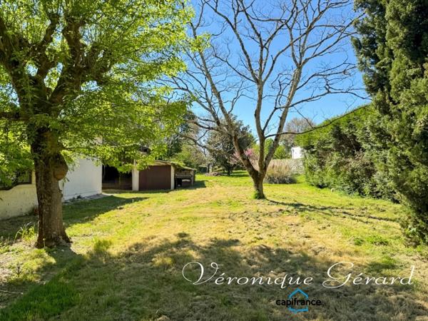Maison de plain pied, 3 chambres sur environ 1500 M² de terrain. La campagne proche aux portes de Bordeaux.