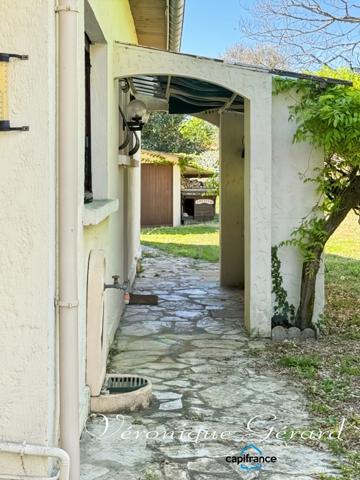 Maison de plain pied, 3 chambres sur environ 1500 M² de terrain. La campagne proche aux portes de Bordeaux.