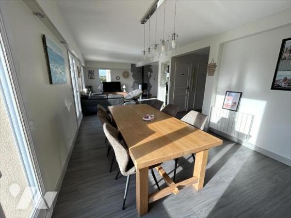 Belle maison dans les hauteurs d'Agon-Coutainville offrant de beaux volumes et une vie de plain...