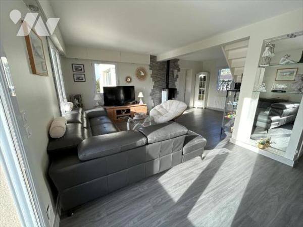 Belle maison dans les hauteurs d'Agon-Coutainville offrant de beaux volumes et une vie de plain...