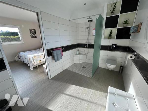 Belle maison dans les hauteurs d'Agon-Coutainville offrant de beaux volumes et une vie de plain...