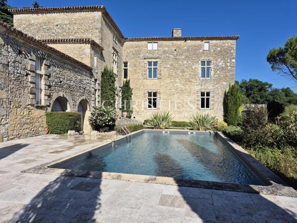 Élégant château historique situé en hauteur, offrant une vue imprenable sur la campagne du Gers