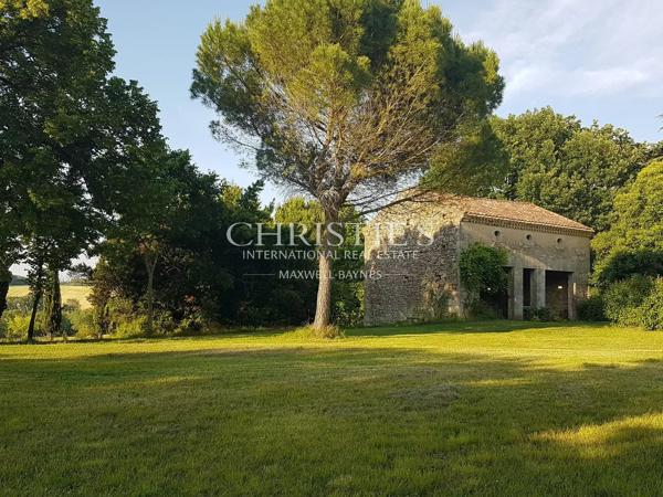 Élégant château historique situé en hauteur, offrant une vue imprenable sur la campagne du Gers