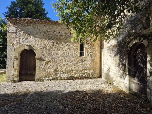 Élégant château historique situé en hauteur, offrant une vue imprenable sur la campagne du Gers