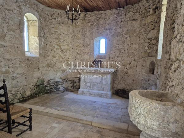 Élégant château historique situé en hauteur, offrant une vue imprenable sur la campagne du Gers