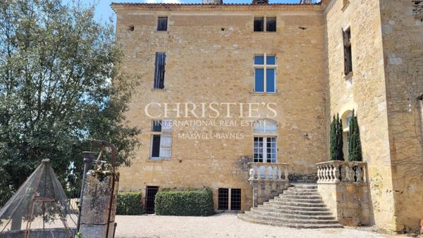 Élégant château historique situé en hauteur, offrant une vue imprenable sur la campagne du Gers