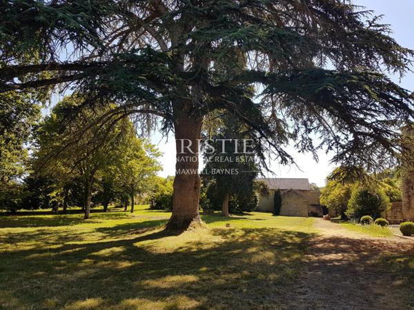 Élégant château historique situé en hauteur, offrant une vue imprenable sur la campagne du Gers