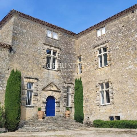 Élégant château historique situé en hauteur, offrant une vue imprenable sur la campagne du Gers