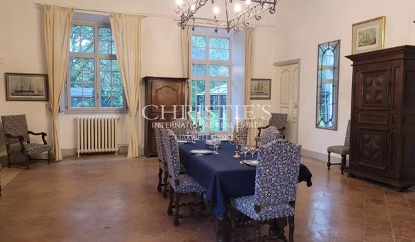 Élégant château historique situé en hauteur, offrant une vue imprenable sur la campagne du Gers