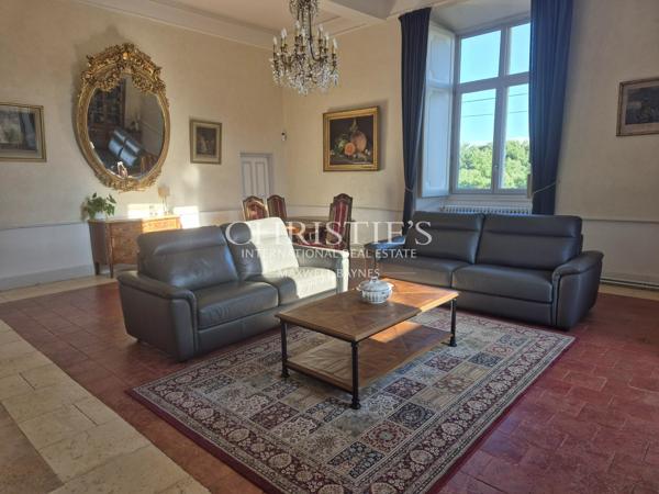 Élégant château historique situé en hauteur, offrant une vue imprenable sur la campagne du Gers